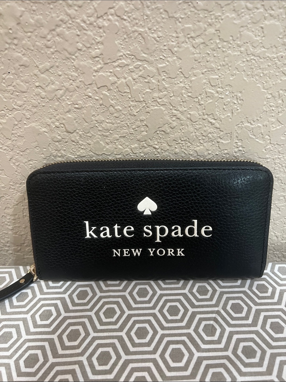 kate spade black and white logo Ella pebbled leather Lg continental zip wallet